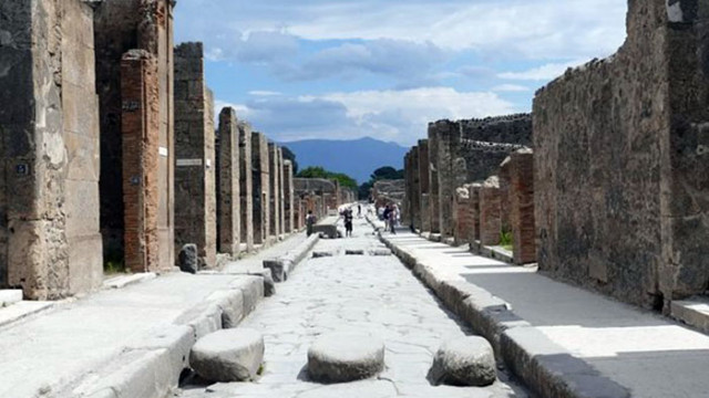 В Помпей е открито помещение, в което роби и магарета са затваряни, за да мелят зърно