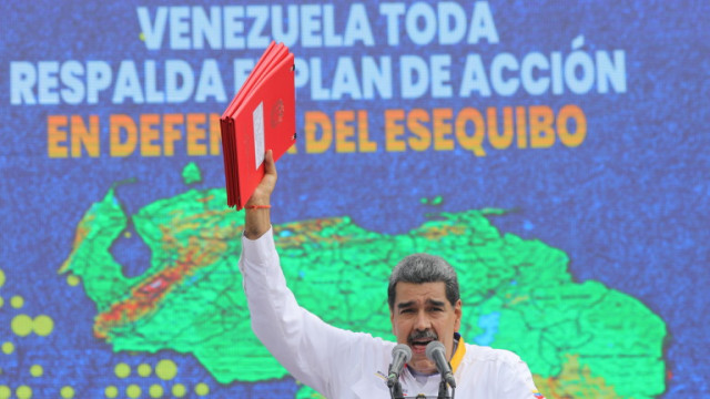 Президентът на Венецуела Николас Мадуро подписа декрети които на практика включват територия