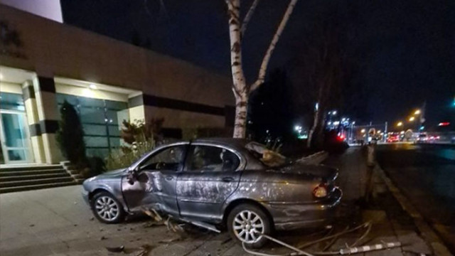 Автомобил прегази предпазна ограда и "паркира" пред стълбите на банка в София