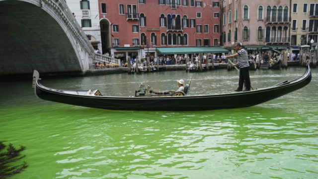 Екоактивисти оцветиха в зелено каналите във Венеция