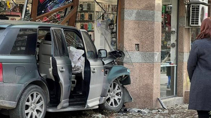 Шофьор се вряза с джипа си в магазин във Варна. Инцидентът