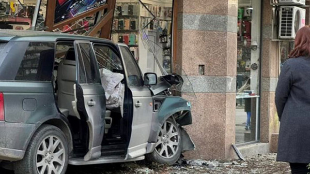 Шофьор се вряза с джипа си в магазин във Варна  Инцидентът