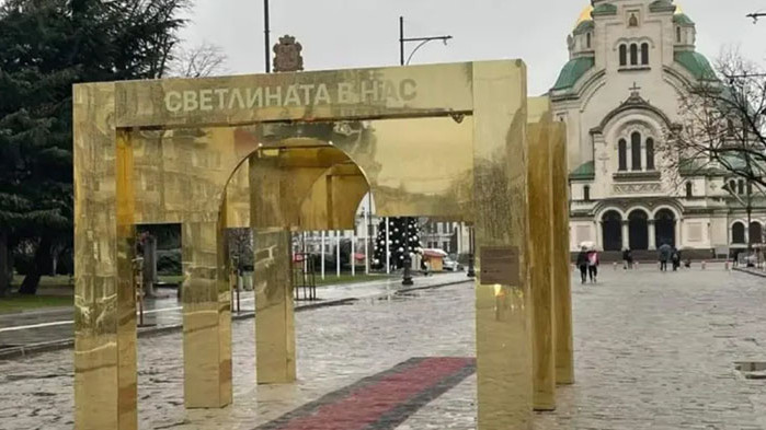 Катастрофалната златна арка пред храм-паметника Александър Невски“ продължава да бъде