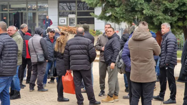 Работници на Мини Марица Изток се събраха на символичен протест
