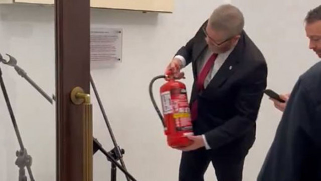 Крайнодесен полски депутат загаси с пожарогасител свещите за Ханука в полския парламент (ВИДЕО)
