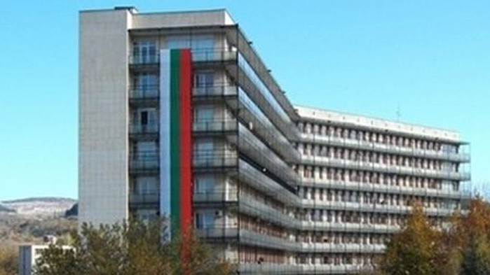 Починалата в кърджалийската болница 26-годишна родилка е била с гноен