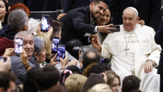 Папа Франциск който отбягва голяма част от помпозността и привилегиите