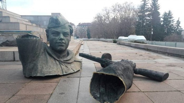 Продължава демонтажът на Паметника на Съветската армия в София тази