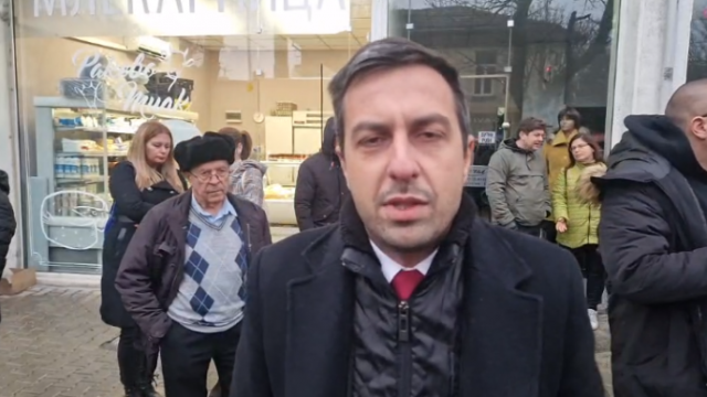 Общинският съветник от Възраждане Деян Николов влезе в сградата на