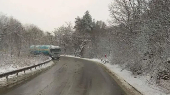 Ограничено е движението на камиони над 12 тона в Югозападна България, заради силен снеговалеж