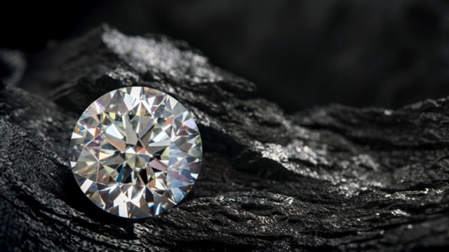 Великобритания забранява вноса на диаманти от Русия