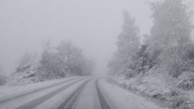 Главният път Бургас - Варна е затворен заради снега