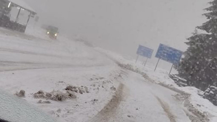 Тази нощ автобус от София е аварирал в снежната буря