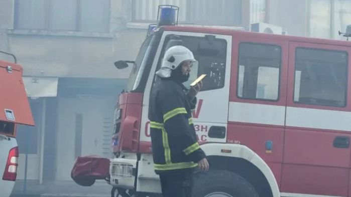 Пожар гори в сграда на бул. Климент Охридски в посока