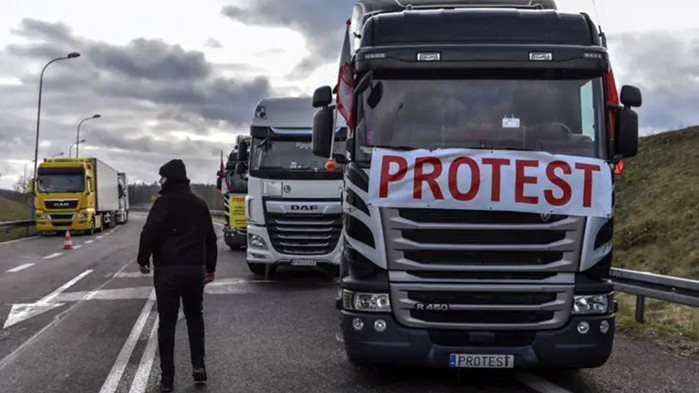 Трети украински шофьор на камион почина при блокадата на границата с Полша
