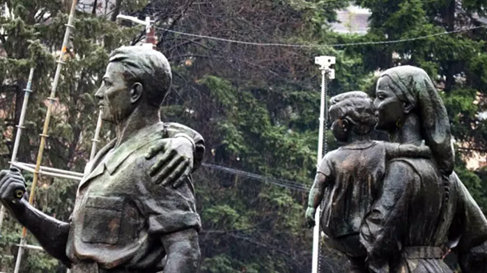 Вече шести ден продължава демонтажът на Паметника на Съветската армия.