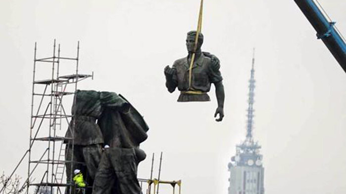 Демонтажът на паметника: Кранът остава, отрязаните фигури също