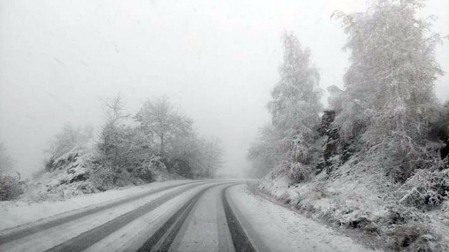 Без ток и телефони в Северна Гърция заради снега
