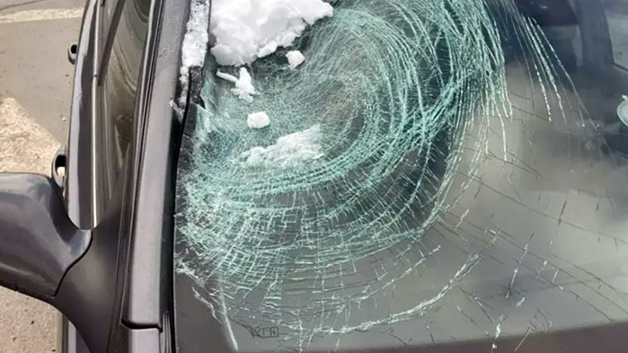Деца чупят стъклата на автомобили със снежни топки в София