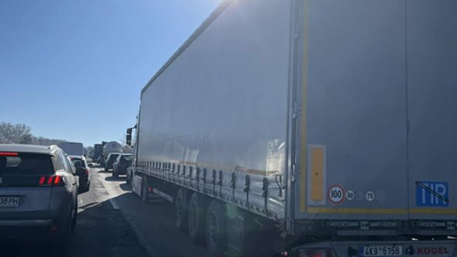 Катастрофа блокира движението по магистрала "Тракия" към Бургас