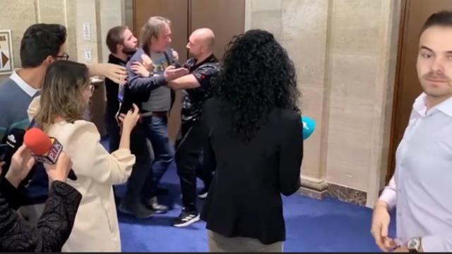 Нов бой в парламента между оператор и бивш депутат, който сега твърди, че е журналист (Видео)