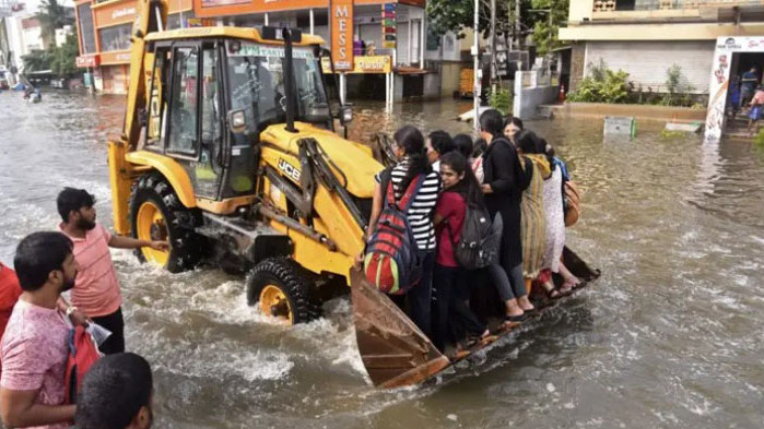 Най-малко 10 души са загинали при наводнения след интензивни валежи