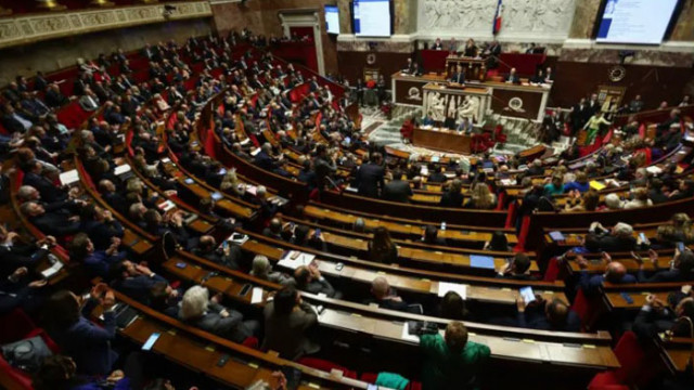 Френският парламент прие законопроект за имиграцията подкрепен от президента Еманюел