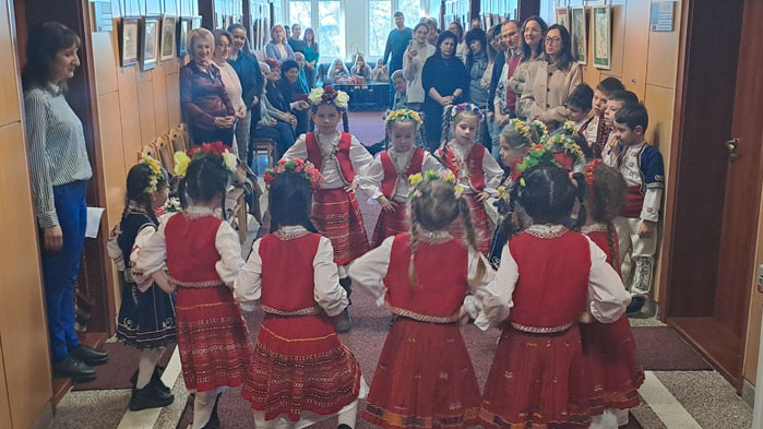 "Стани ми, стане, Нине“, празнични наричания и детска глъчка огласиха Апелативния съд във Варна