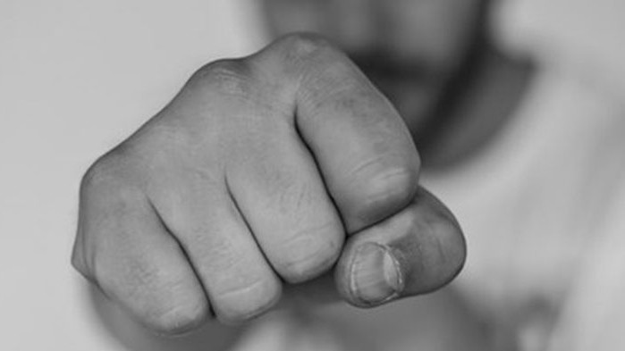 22-годишен отвлече непълнолетна, бил я и пробождал с отвертка