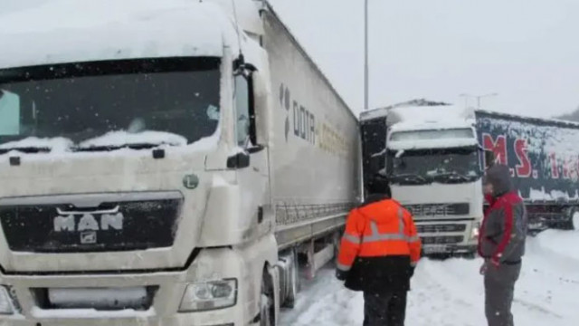Заради обилен снеговалеж: Проходът "Предел" е затворен за камиони над 12 т.
