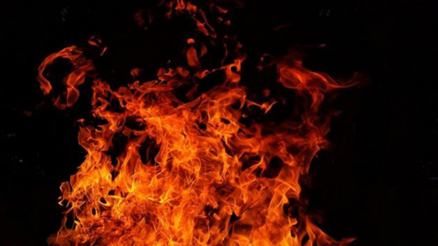 Полицаи евакуираха двама души от горящ апартамент в София