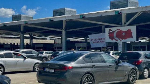 На границата с Турция трафикът е интензивен за товарни автомобили