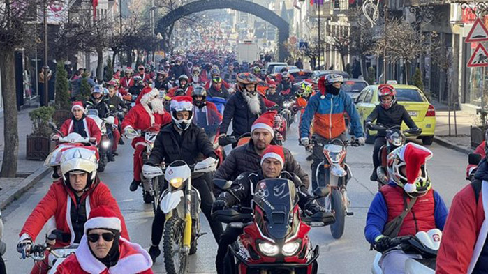 Близо 500 моторджии, облечени в костюми на Дядо Коледа, направиха