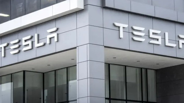 Инженер на Tesla е бил нападнат от робот по време