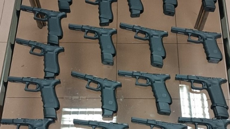 Митнически служители задържаха 18 заготовки (рами) за пистолети, които бяха