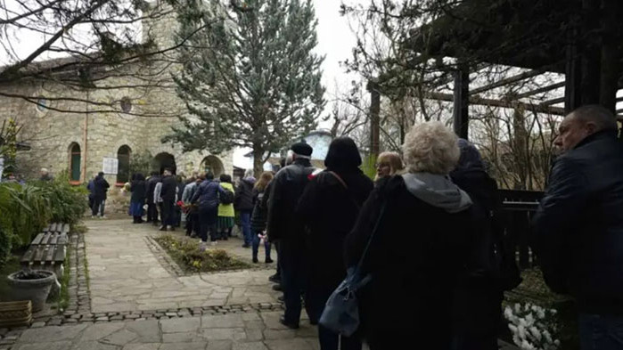 Стотици хора изпращат отец Боян Саръев в последния му път