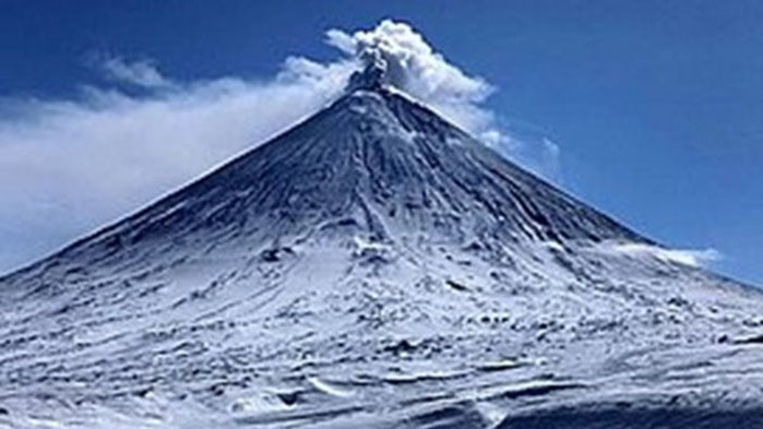 Вулканът Ключевской в Камчатка изхвърли пепел за трети път в