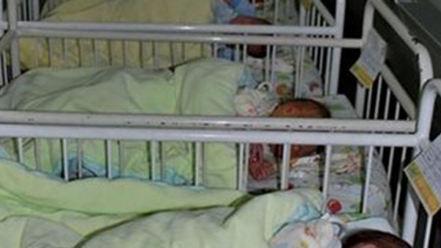 Две момиченца и едно момченце са новородените в първите часове