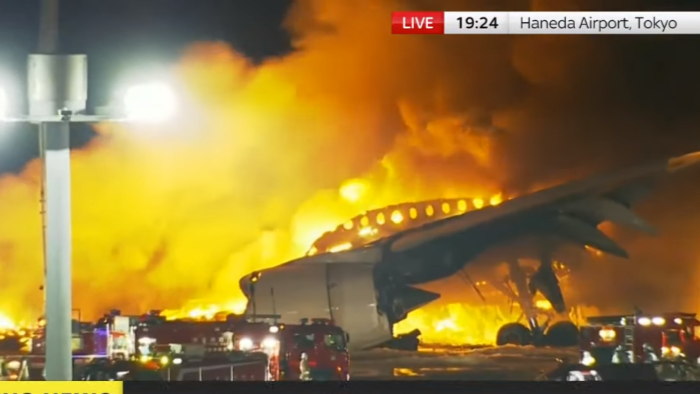 Самолет с 400 души на борда избухна в пламъци на летище в Токио (ВИДЕО на ЖИВО)