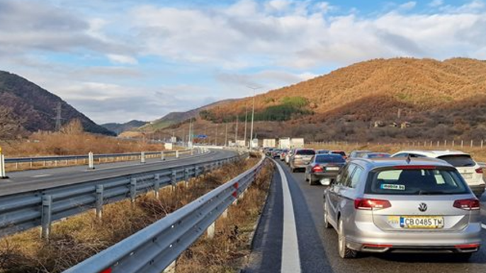 Колони автомобили от Банско и Гърция пъплят към София