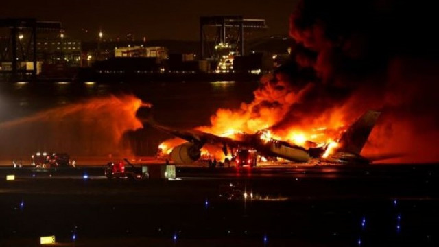 Самолетът на Японските авиолинии който избухна в пламъци на летище