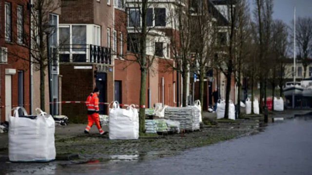 Транспортен хаос и предупреждения за наводнения в Англия, заради бурята Хенк (ВИДЕО)