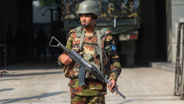 Армейски части бяха разположени в Бангладеш в сряда на фона
