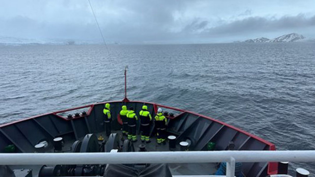 Изследователският кораб "Св. Св. Кирил и Методий" пристигна в Антарктика (СНИМКИ)