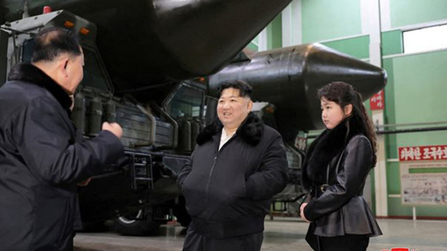 Малката дъщеря на севернокорейския лидер Ким Чен Ун която го