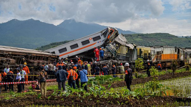 3 загинаха и 28 бяха ранени при влакова катастрофа в Индонезия