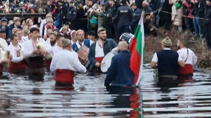 Традиционното мъжко хоро нагази във водите на Тунджа в Калофер