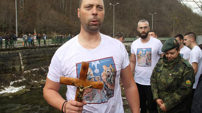 40-годишнишят Иван Бялков извади Разпятието от река Черна в Смолян.