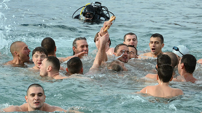 21-годишният Димитър Петров за втори път извади кръста на Йорданов ден от водите на Черно море
