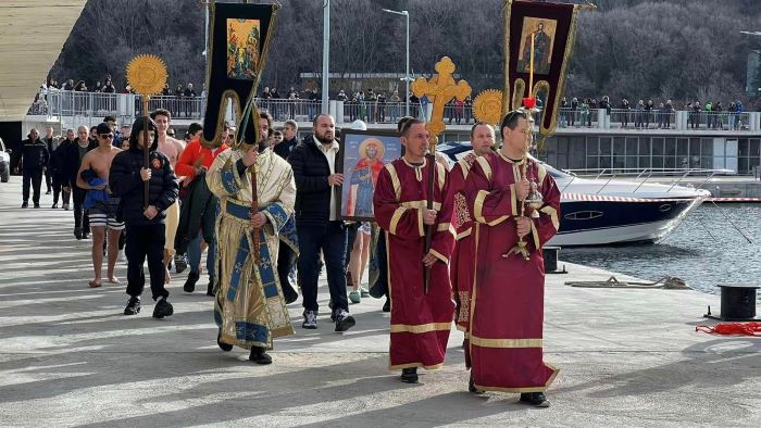 18-годишният Александър Темелков спаси богоявленския кръст в Аспарухово